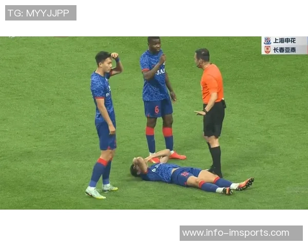 霍伊伦在弧顶位置转身抽射被门将精彩扑救,射门角度极佳但未能破门 霍伊伦在弧顶位置转身抽射被门将精彩扑救,射门角度极佳但未能破门