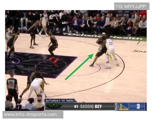 鹈鹕放弃追梦引发热议球场上他独自享受清凉时光 鹈鹕放弃追梦引发热议球场上他独自享受清凉时光